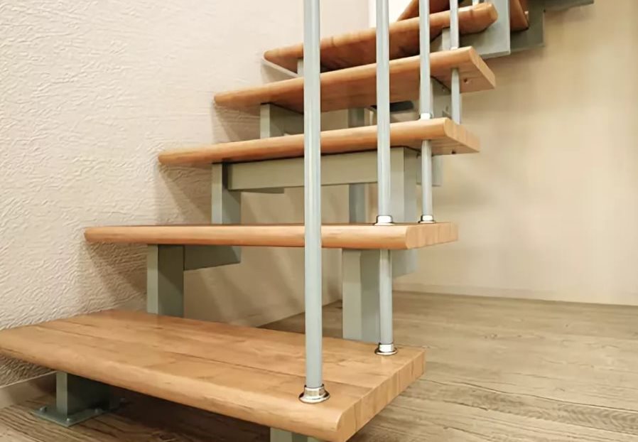 лестницы на металлокаркасе с деревянными ступенями