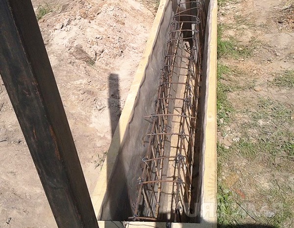 откатные ворота на бетонном фундаменте